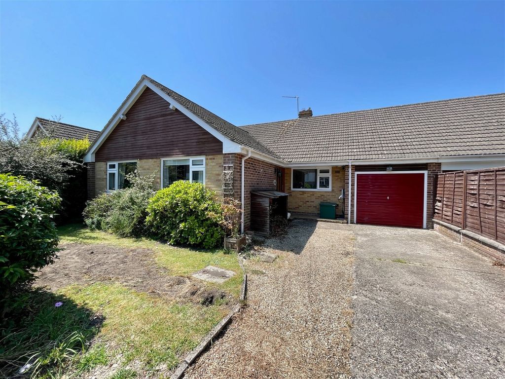 4 bed semidetached bungalow for sale in Pear Tree Lane, Newbury RG14