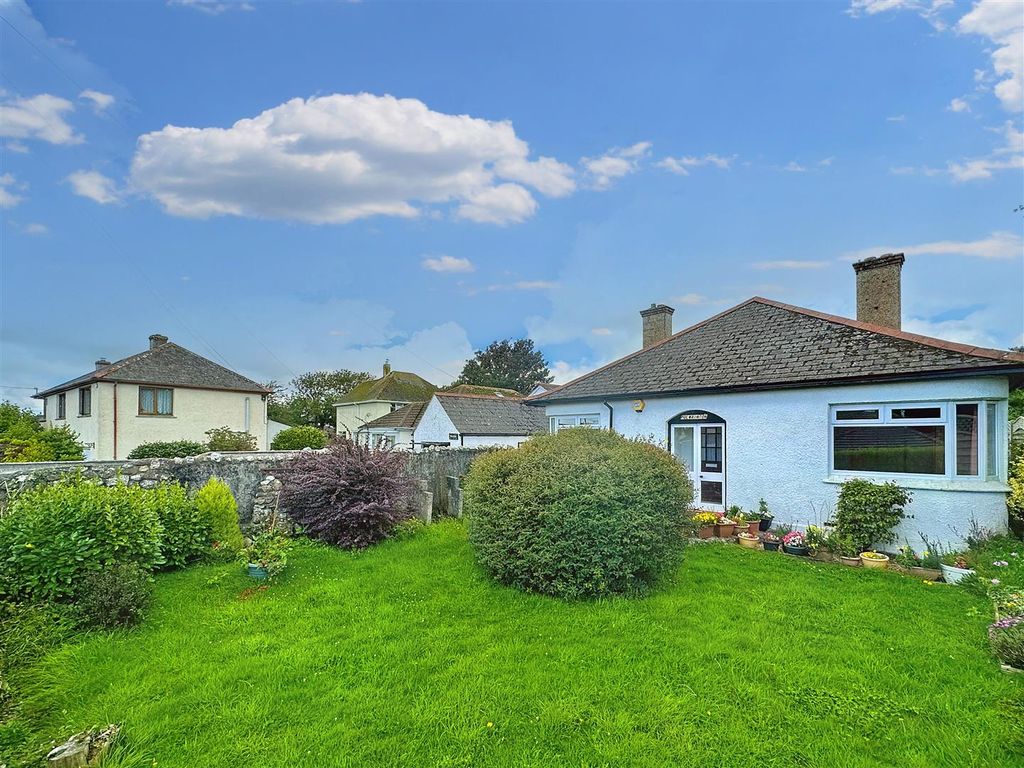 3 bed detached bungalow for sale in Casterills Road, Helston TR13, £