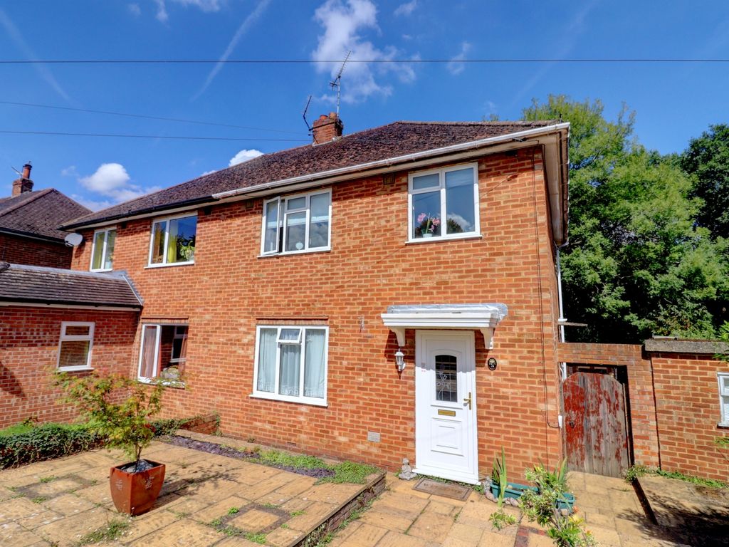 3 bed semidetached house for sale in Tyzack Road, High HP13, £