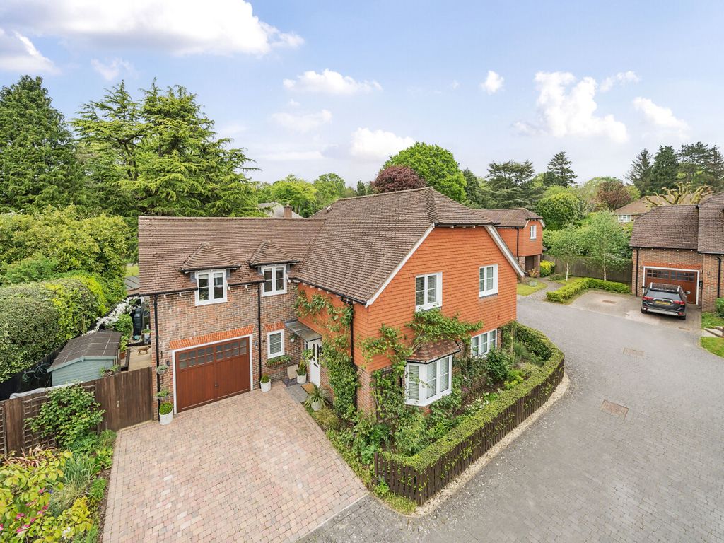 3 bed detached house for sale in The Crescent, Medstead, Alton