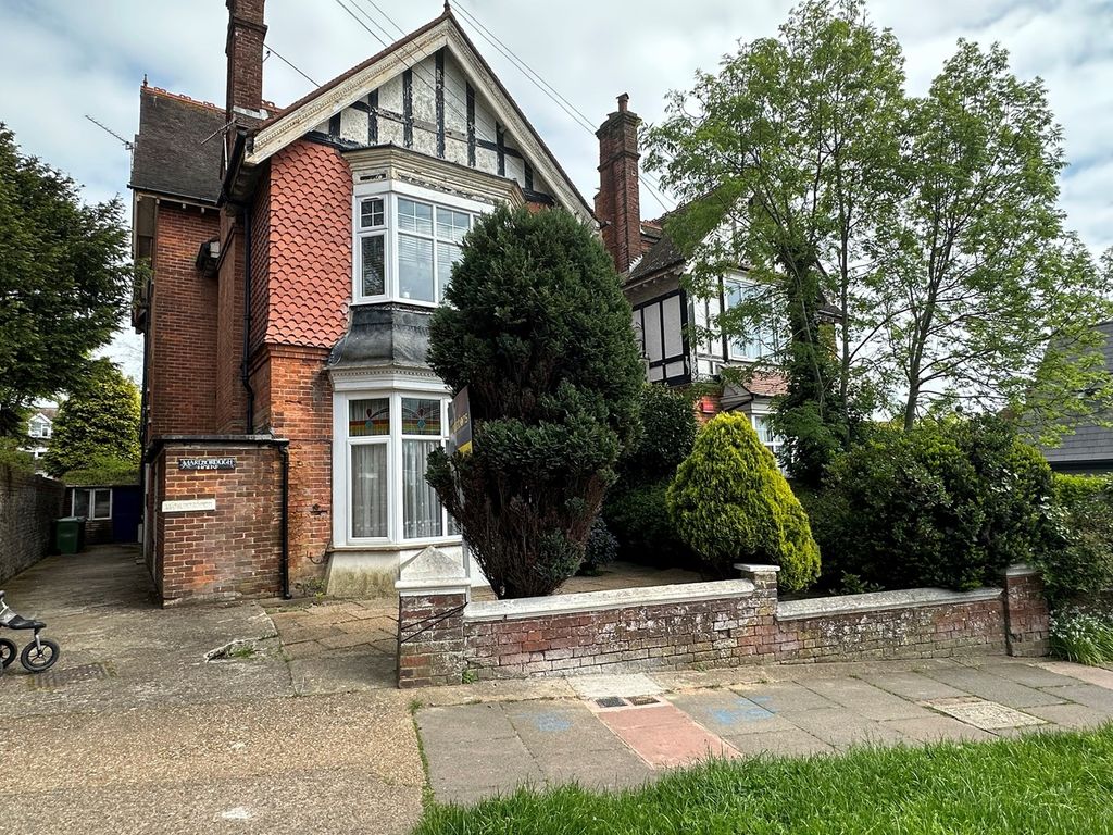 2 bed flat for sale in Upper Sea Road, BexhillOnSea TN40, £275,000