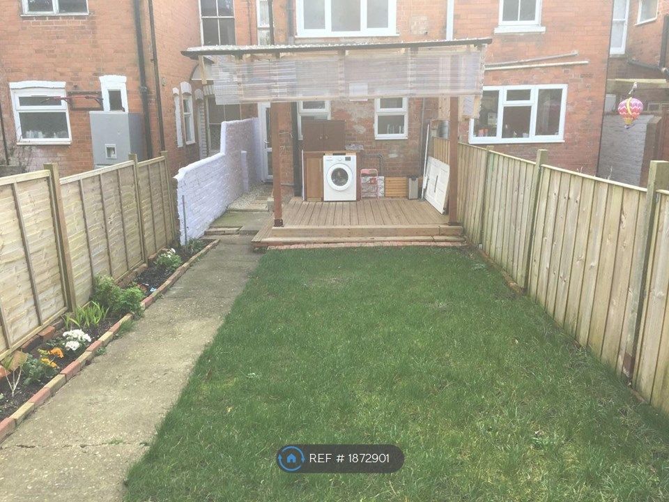 1 bed terraced house to rent in Surrey Road, Reading RG2, £1,250 pcm Zoopla
