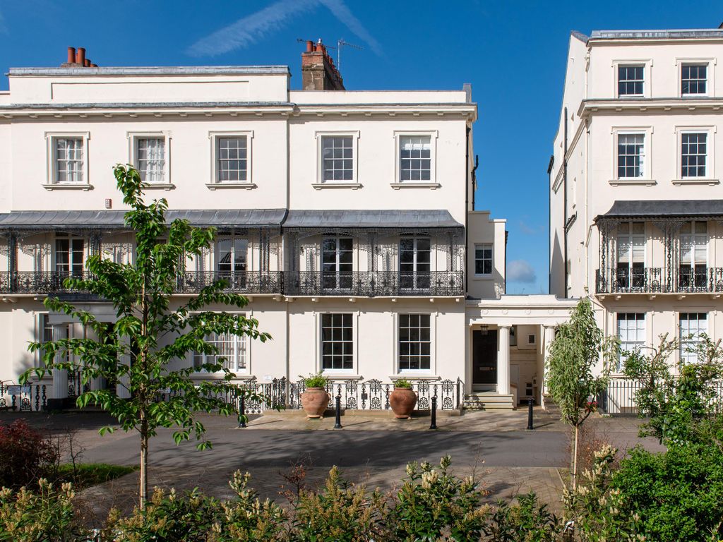 4 bed terraced house for sale in Clarendon Square, Leamington Spa