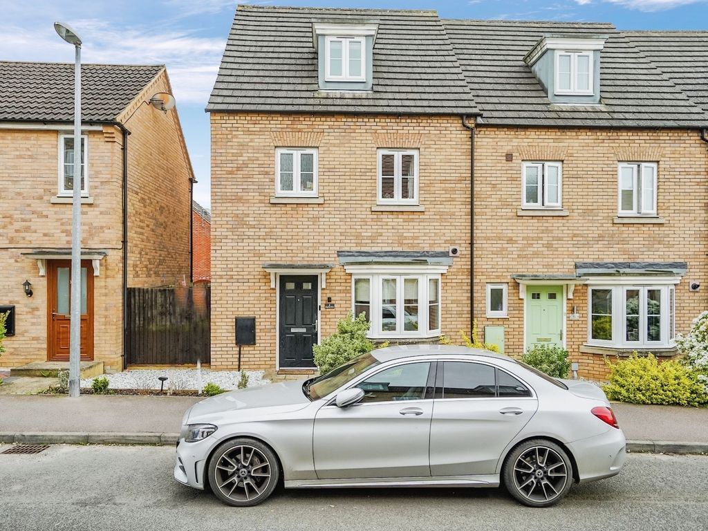 4 bed end terrace house for sale in Kingfisher Drive, Leighton Buzzard
