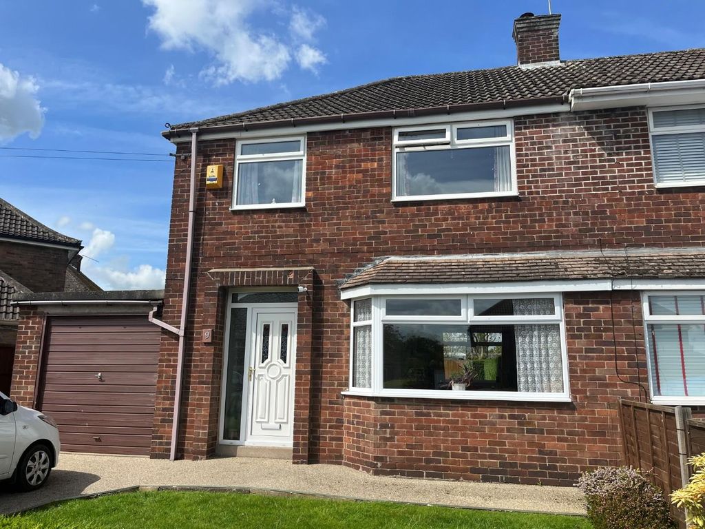 3 bed semidetached house for sale in Claythorne Drive, Gainsborough