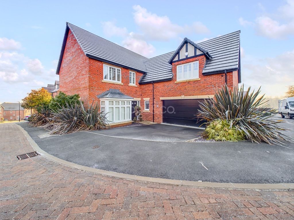 5 bed detached house for sale in Millpond Close, Alfreton, Derbyshire