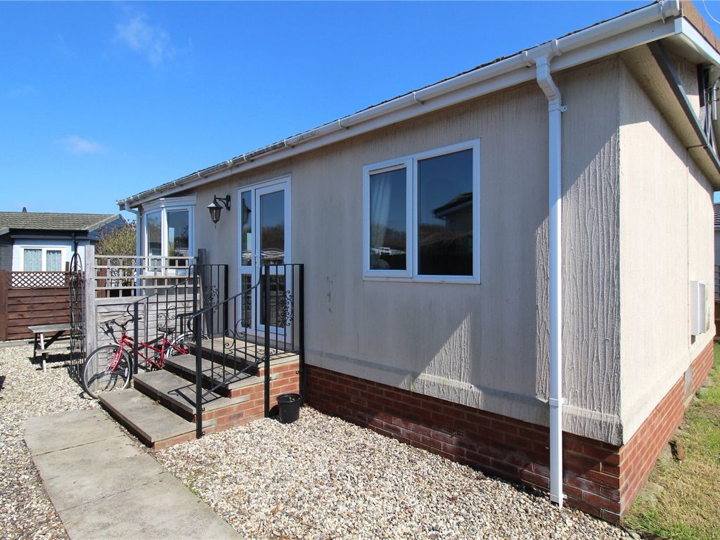 2 bed mobile/park home for sale in Hockley Park, Lower Road, Hockley