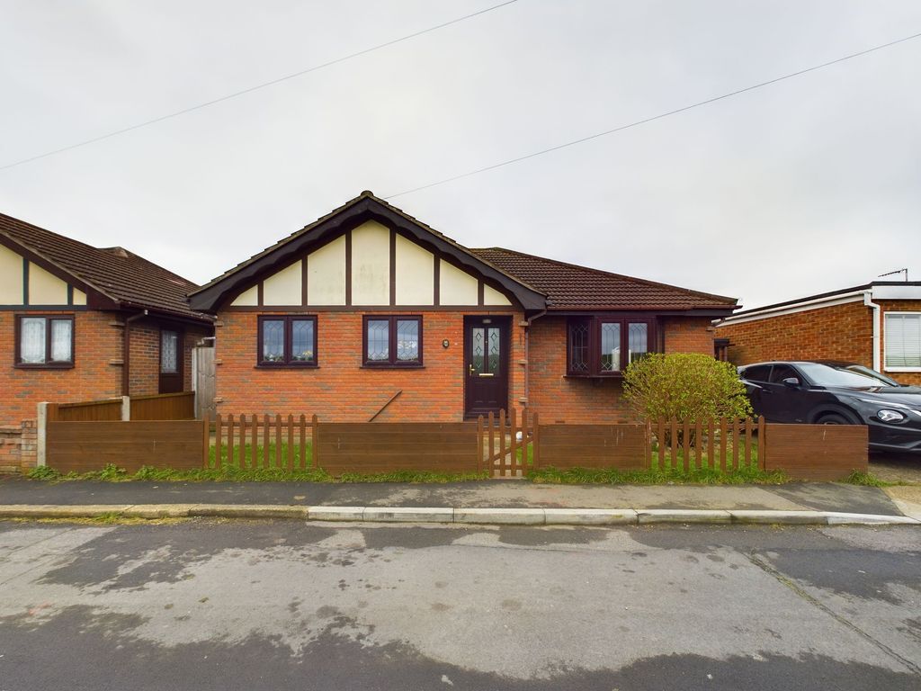 3 bed bungalow for sale in Small Gains Avenue, Canvey Island SS8 Zoopla