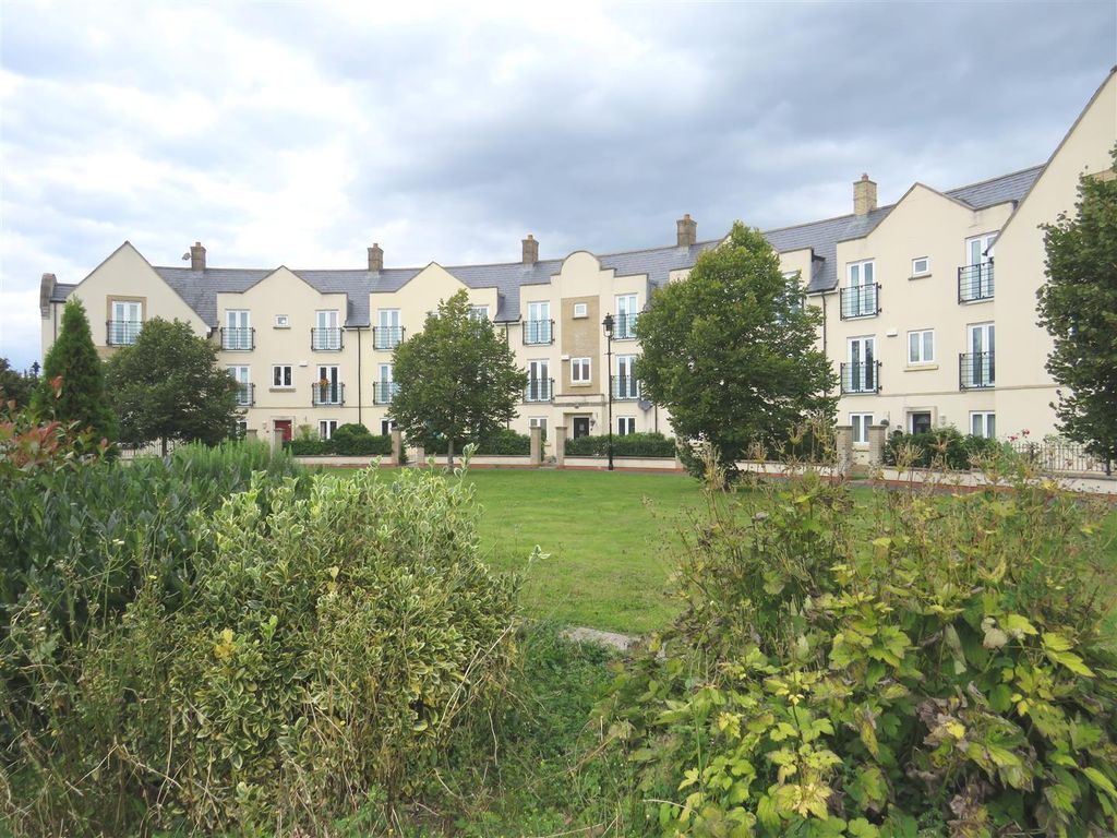 4 bed town house for sale in Kilford Close, Amesbury, Salisbury SP4, £