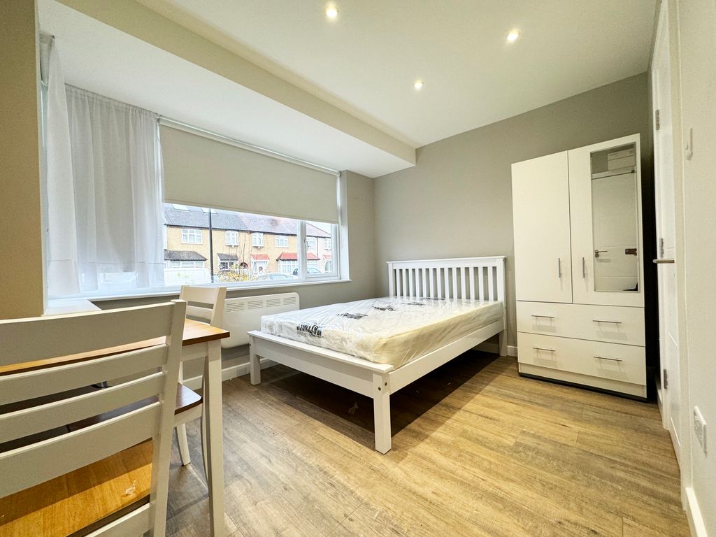 Studio to rent in Meadow Road, Feltham TW13, £850 pcm Zoopla