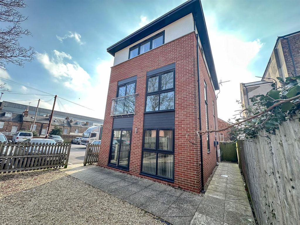 1 bed flat to rent in St. Street, Cheltenham GL50, £895 pcm