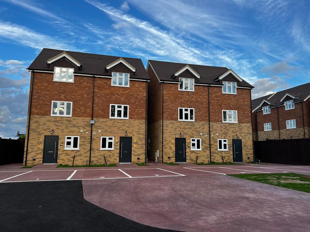 4 bed semidetached house to rent in Tithe Farm Road, Dunstable LU5, £