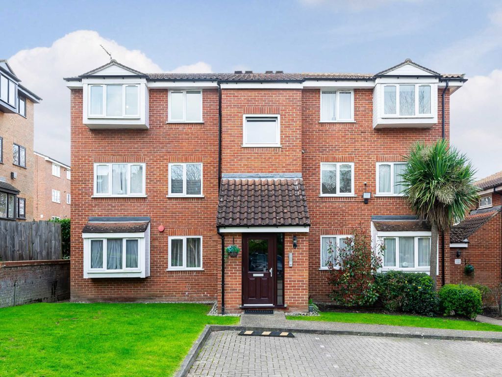 2 bed flat for sale in Newton Avenue, London N10, £400,000 Zoopla