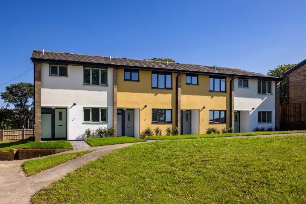 3 bed end terrace house for sale in Garth Close, Bordon GU35, £310,000