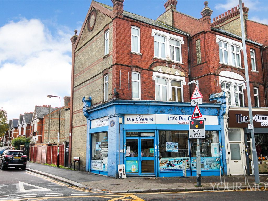 1 bed flat to rent in Hale End Road, Highams Park, London E4, £1,350