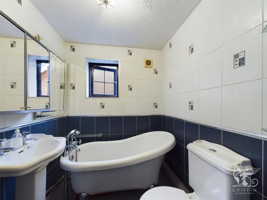 3 bed detached house for sale in Hastings Close, Grays RM17 Zoopla