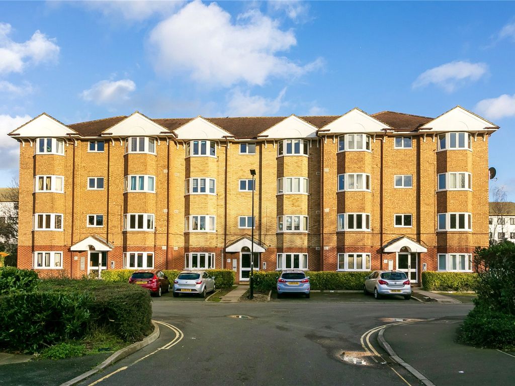2 bed flat to rent in Varsity Drive, Twickenham, Middlesex TW1, £1,550