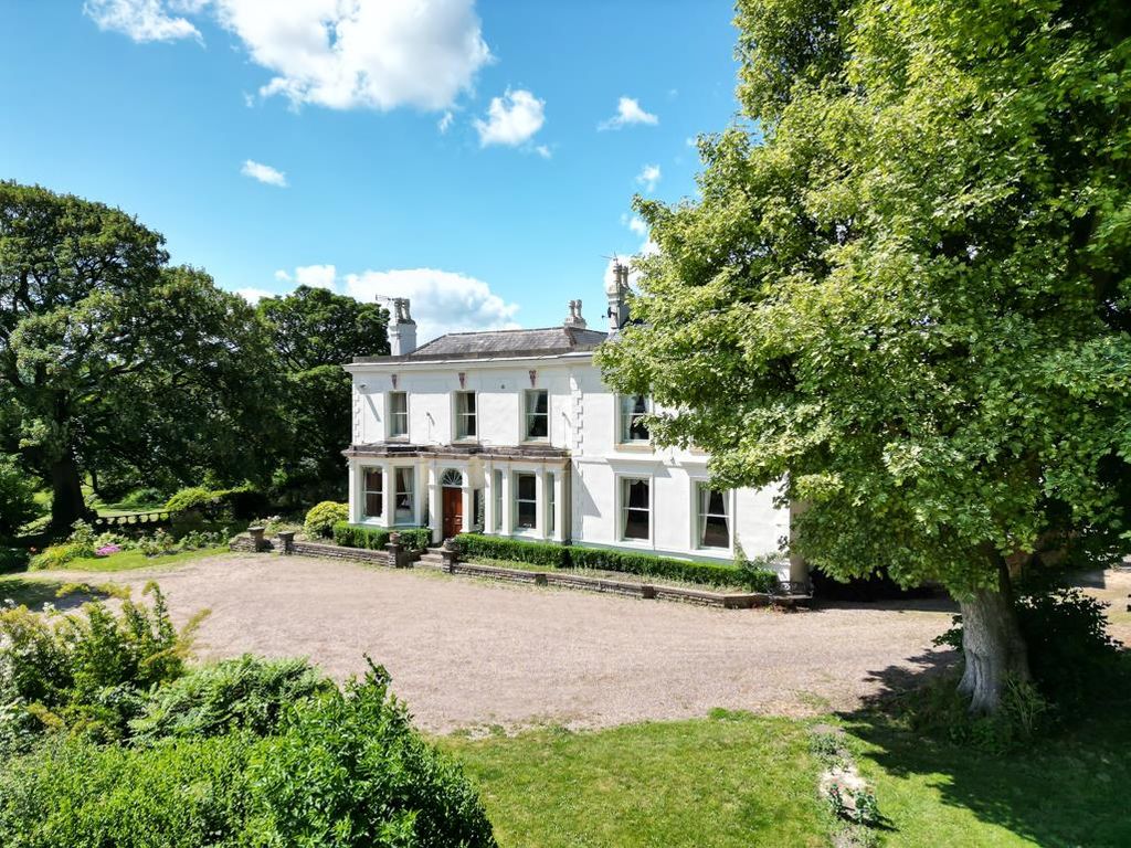 6 bed detached house for sale in Matlock Road, Walton, Chesterfield S42