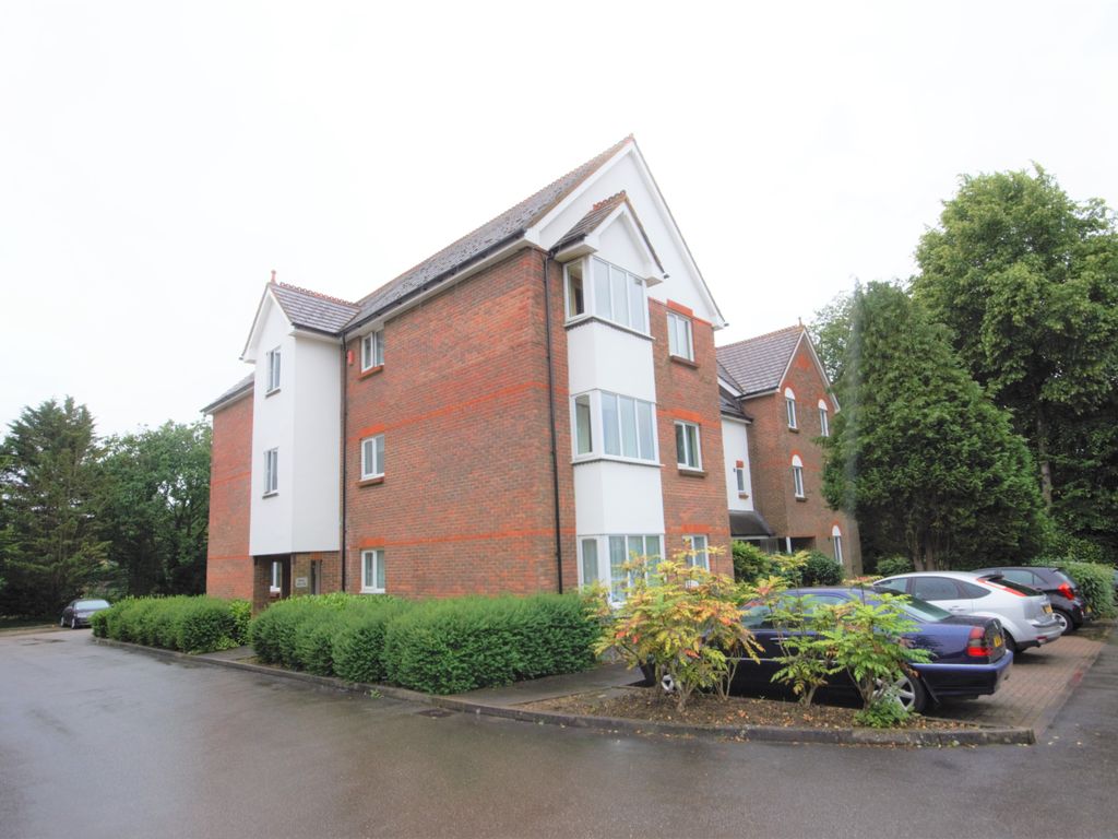 1 bed flat to rent in Granville Place, Elm Park Road, Pinner HA5, £