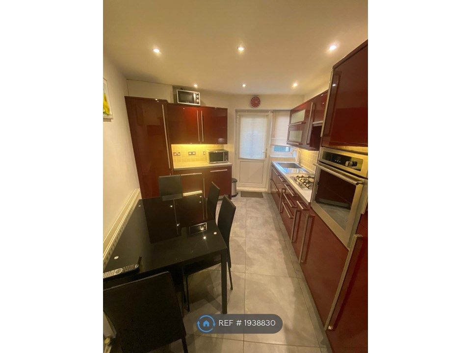 3 bed semidetached house to rent in Chaplin Road, Dagenham RM9, £2,150