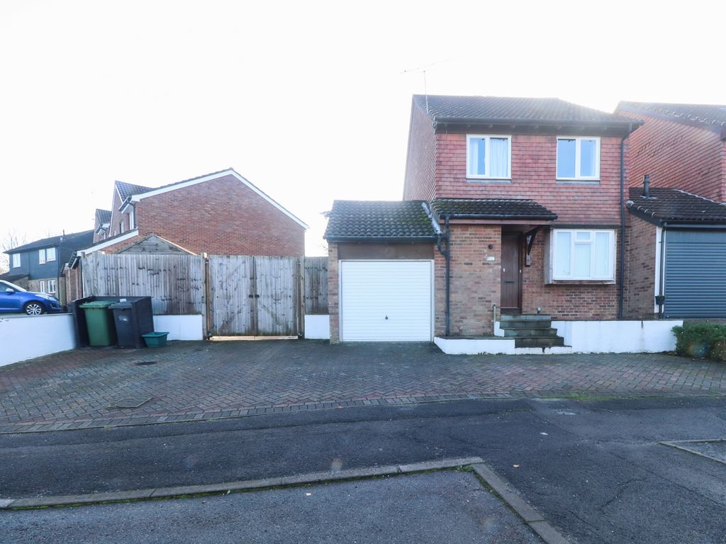 3 bed detached house to rent in Turner Close, Basingstoke RG21, £1,550