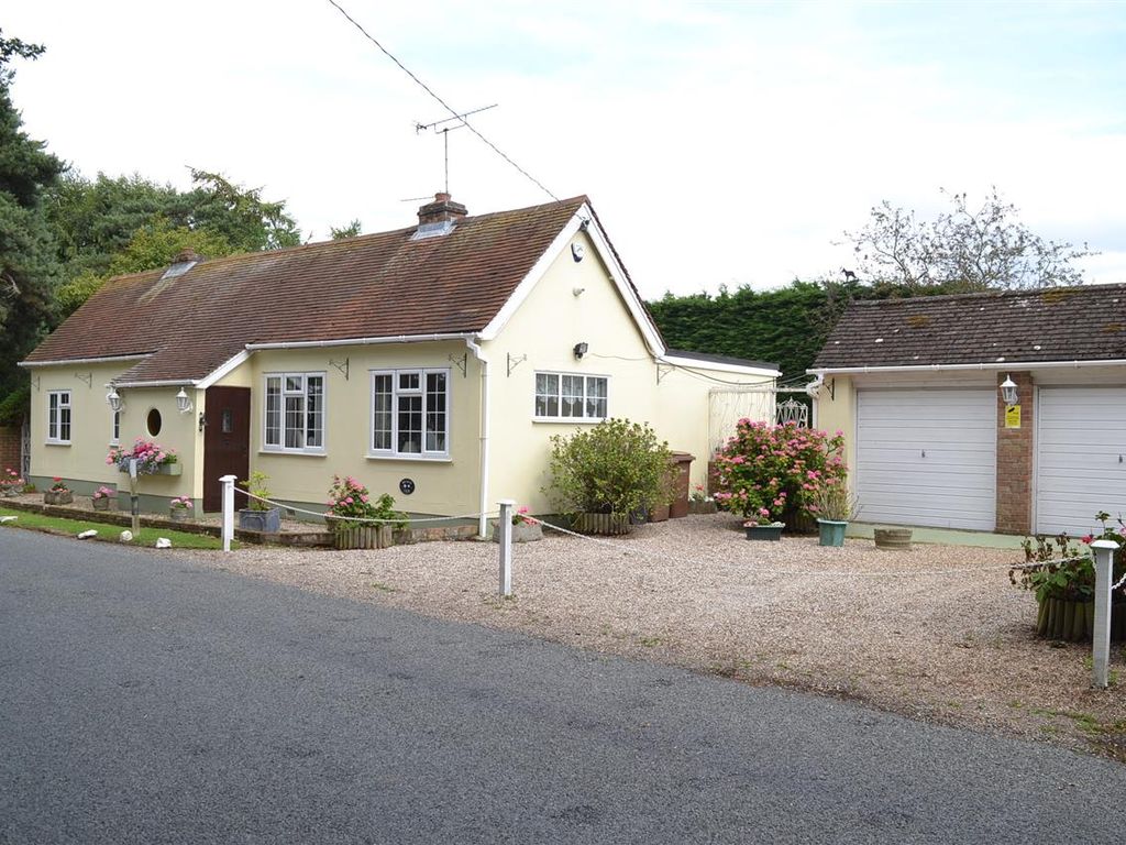 3 bed bungalow for sale in Meadow View, West Hanningfield Road, Great