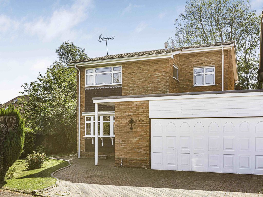 4 bed link detached house for sale in Carpenders Close, Harpenden AL5