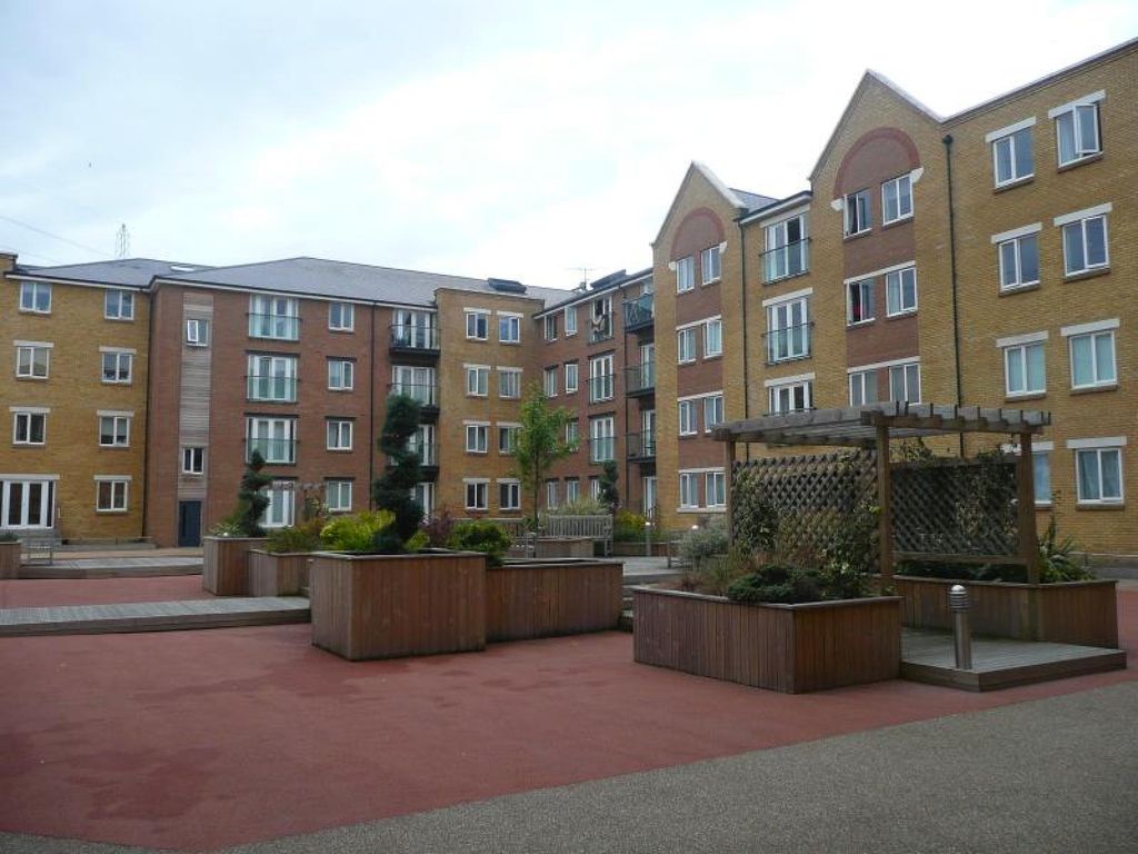 2 bed flat to rent in Black Eagle Drive, Northfleet, Gravesend, Kent