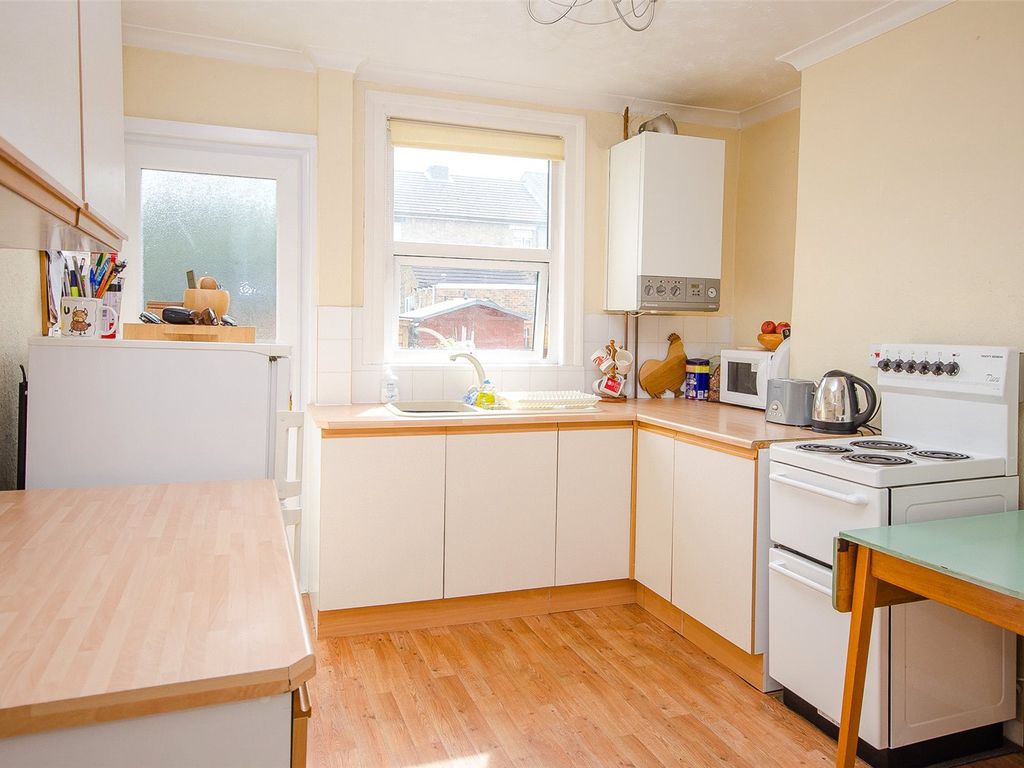 2 bed property to rent in Dover Street, Maidstone, Kent ME16, £1,195