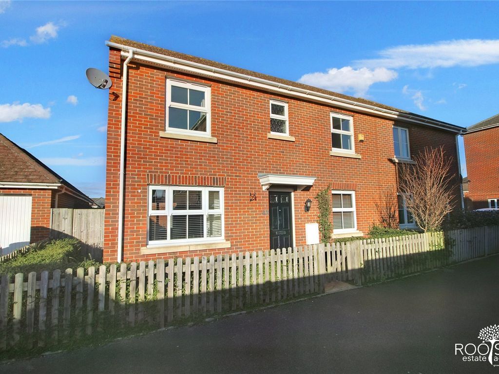 3 bed semidetached house for sale in Grenadier Gardens, Thatcham