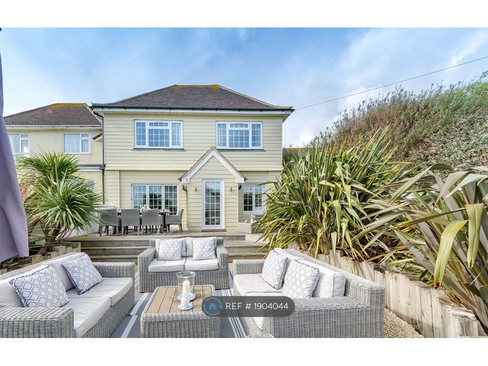 4 bed semidetached house to rent in South Strand, East Preston