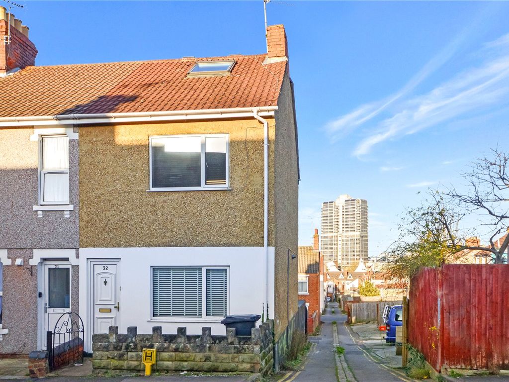 3 bed end terrace house for sale in Dryden Street, Town Centre, Swindon