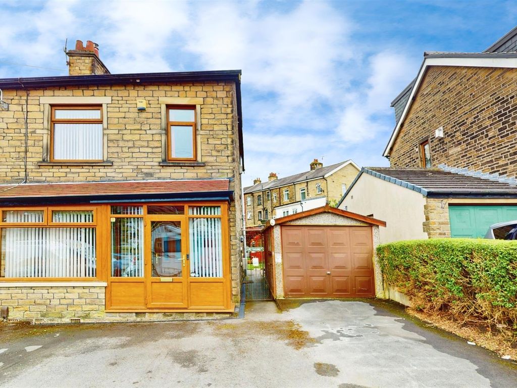 3 bed town house for sale in Windermere Road, Great Horton, Bradford