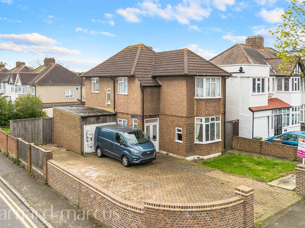 3 bed detached house for sale in Woodstock Avenue, Sutton SM3, £675,000