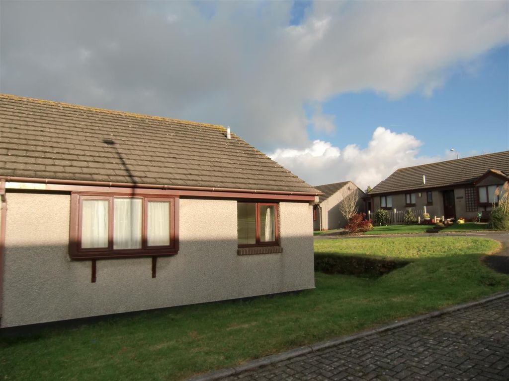2 bed semidetached bungalow to rent in The Paddock, Redruth TR15, £875