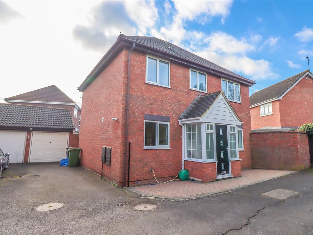 4 bed detached house for sale in Honington Close, Wickford SS11, £