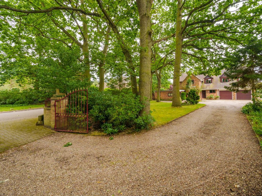 5 bed detached house for sale in Warning Tongue Lane, Doncaster DN4, £