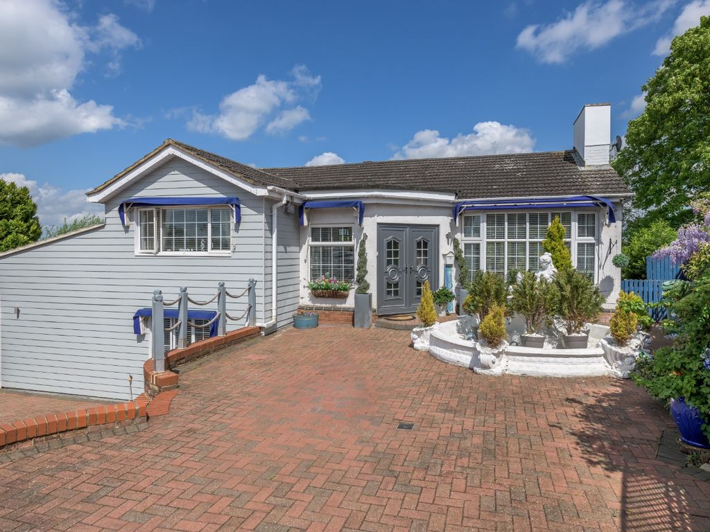 4 bed detached house for sale in Chalton Heights, Chalton, Luton LU4, £