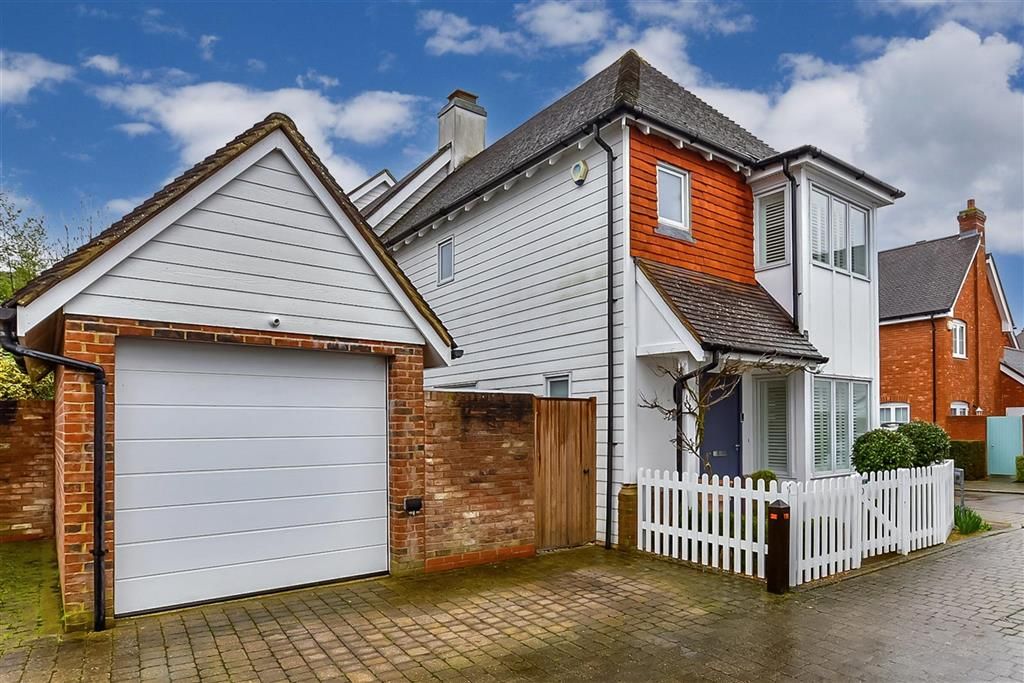 2 bed semidetached house for sale in Carlton Close, Kings Hill, West