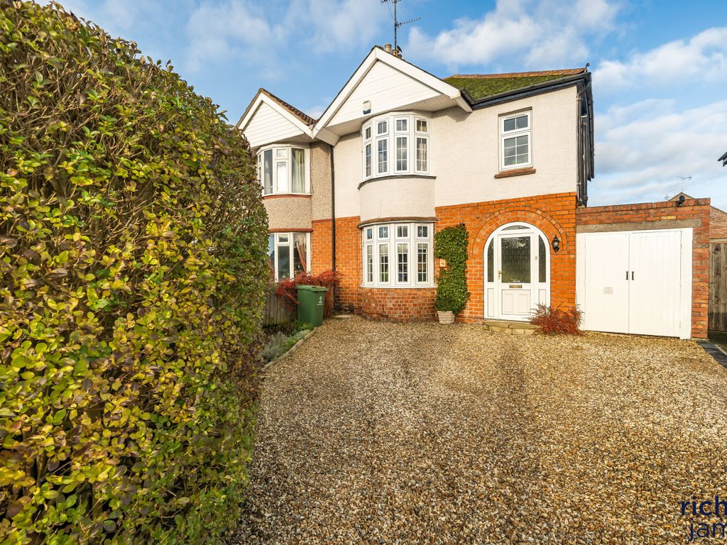 3 bed semidetached house for sale in Oxford Road, Swindon SN3, £