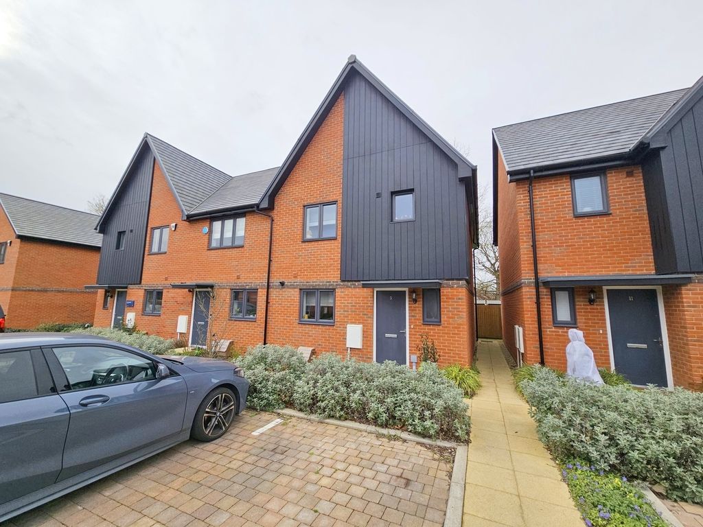 3 bed semidetached house for sale in Bridle Road, Arborfield Green