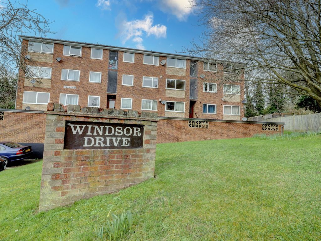 2 bed flat for sale in Windsor Drive, High HP13, £200,000 Zoopla