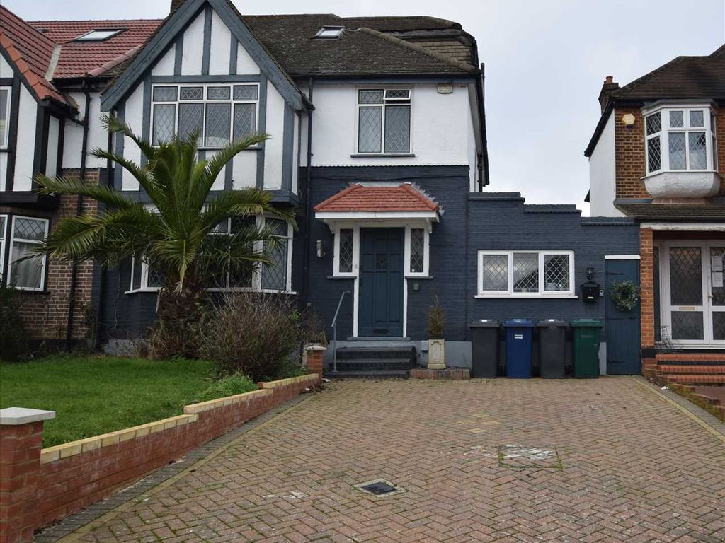 4 bed property to rent in St. Margarets Road, Edgware HA8, £3,200 pcm