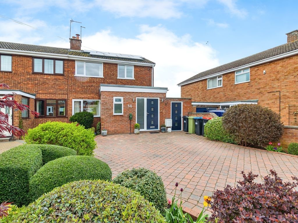 3 bed semidetached house for sale in Blackthorn Grove, Woburn Sands
