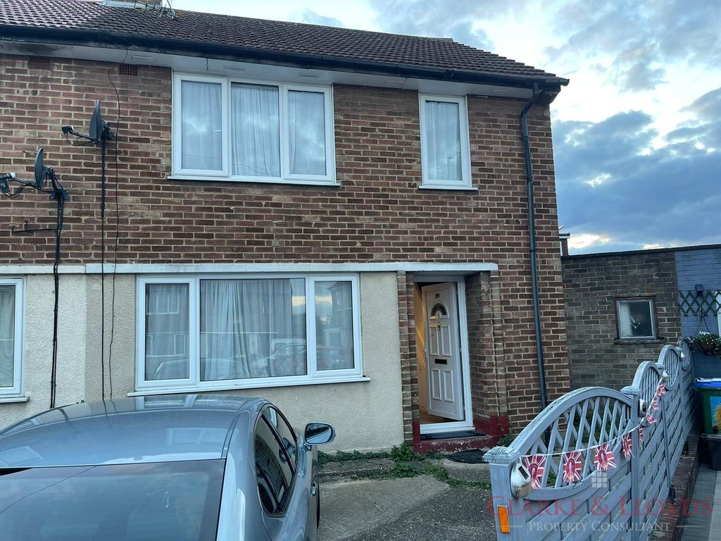 3 bed semidetached house to rent in Jenningtree Road, Erith DA8, £