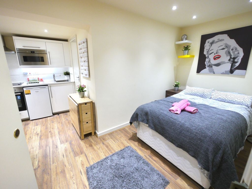 Studio to rent in High Road, London NW10, £1,624 pcm Zoopla