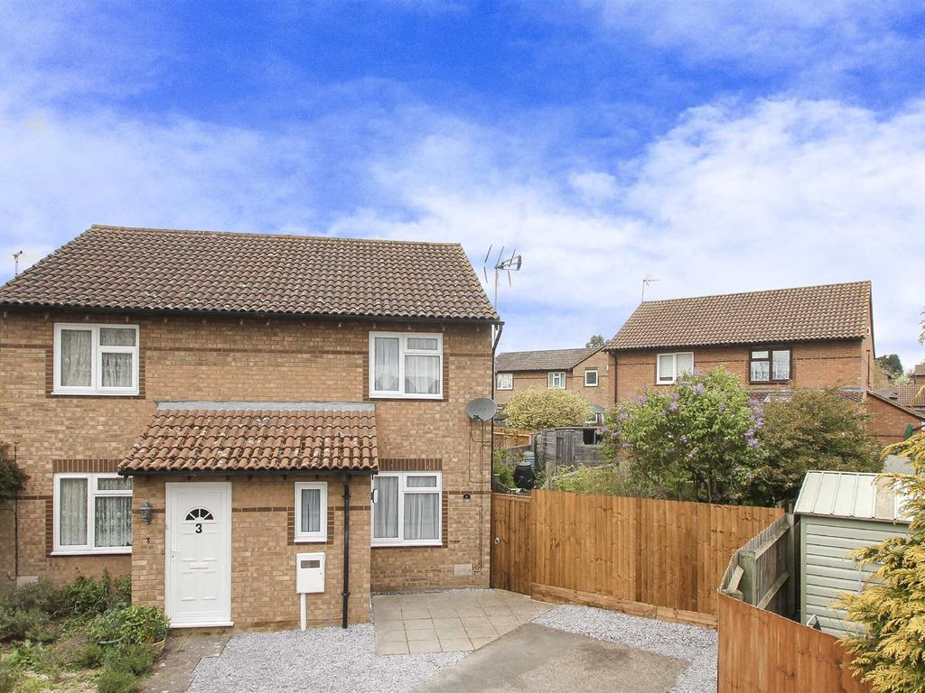 2 bed semidetached house to rent in Hexham Gardens, Bletchley, Milton