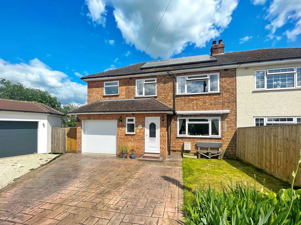 4 bed semidetached house for sale in Highfield Close, Amersham HP6