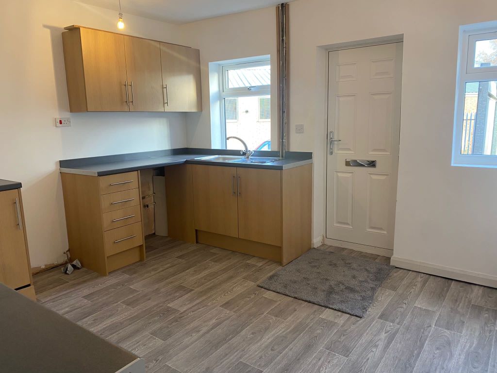 1 bed flat to rent in The Crescent, Lordens Hill, Dinnington, Sheffield