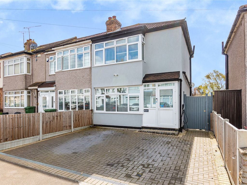 3 bed end terrace house for sale in Chestnut Avenue, Hornchurch RM12, £